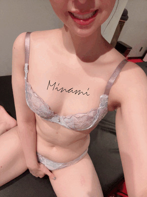 胸は小ぶり、お尻は大きめ