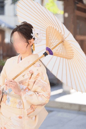 お尻に…